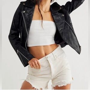 NEW FREE PEOPLE - Mid Rise distressed denim white shorts Makai size 27 and 31